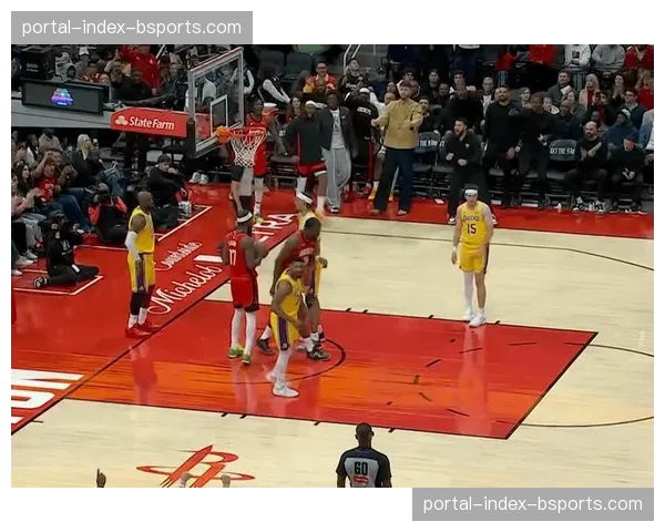 湖人训练加入卡位抢篮板专项练习 针对火箭内线做足准备